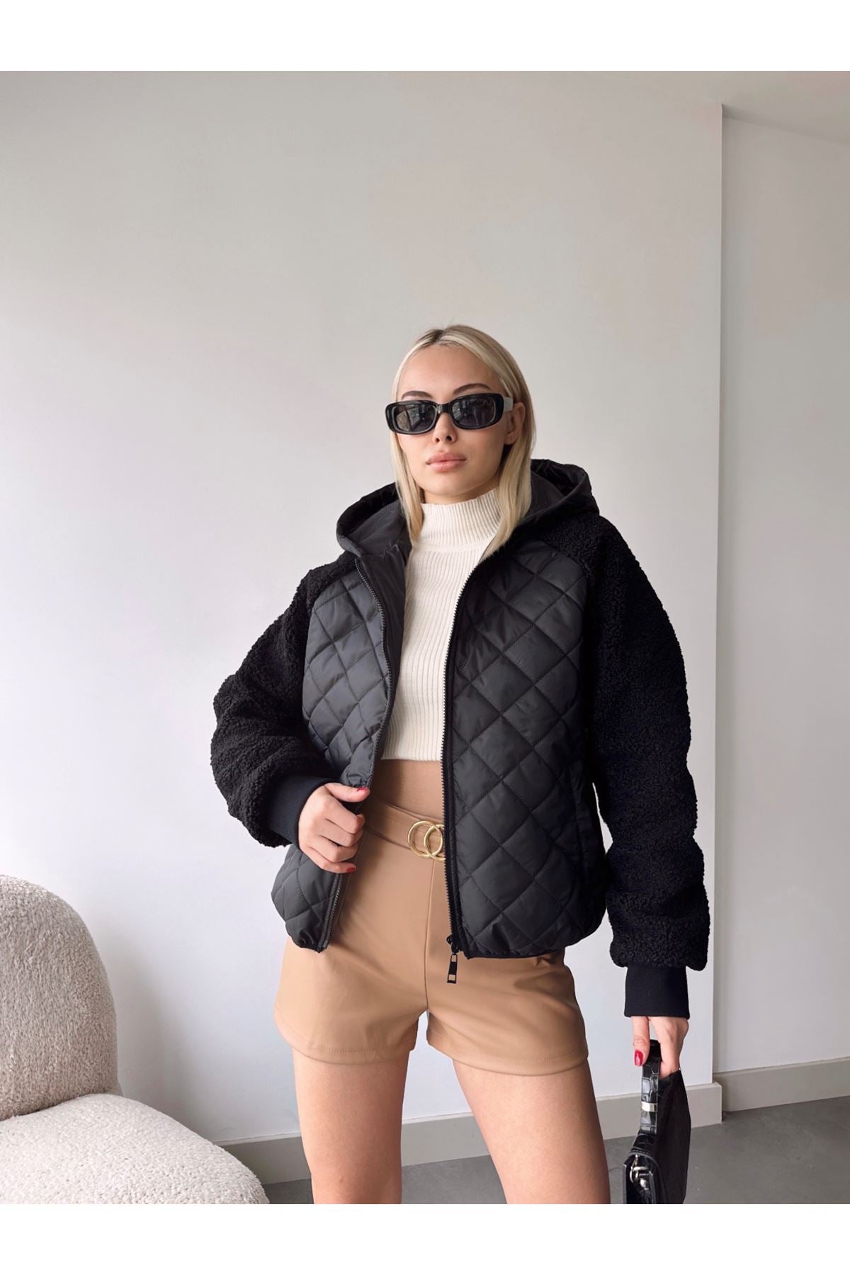 Geacă cu glugă si mâneci din material matlasat