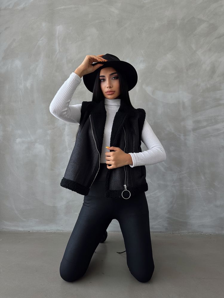 Vestă neagră cu blană și piele întoarsă