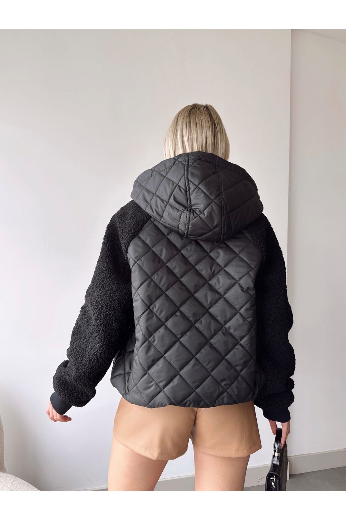 Geacă cu glugă si mâneci din material matlasat